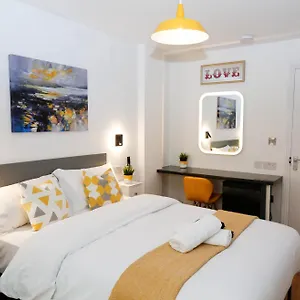New Luxury In The Heart Of Next To Shops, Cafes, Bars & Metro With Shared Bathrooms Habitación en casa particular